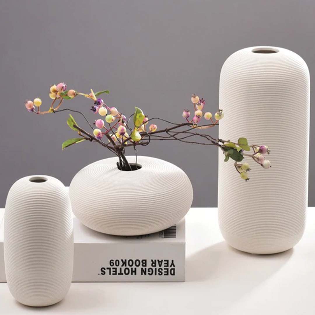 Handgefertigte Keramikvase Blanche, elegante weiße Deko mit Ringskulptur