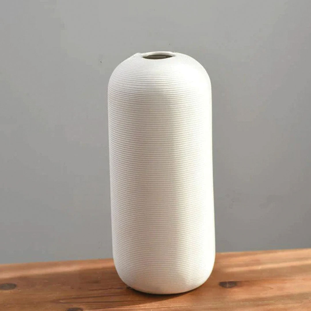 Handgefertigte Keramikvase Blanche, elegante weiße Deko mit Ringskulptur