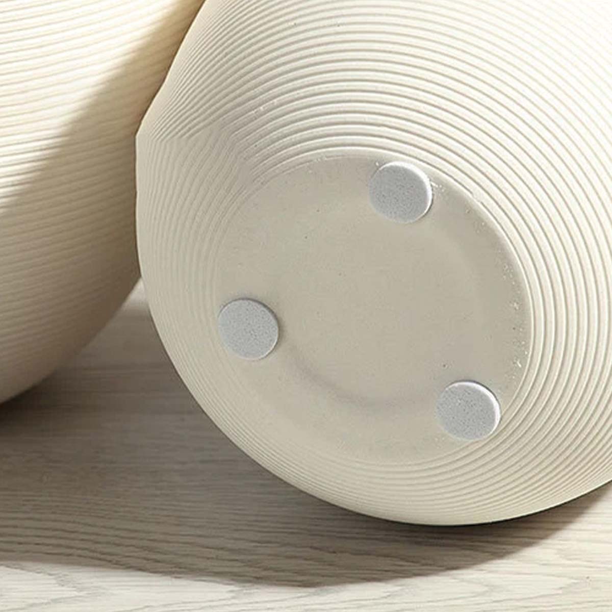 Handgefertigte Keramikvase Blanche, elegante weiße Deko mit Ringskulptur