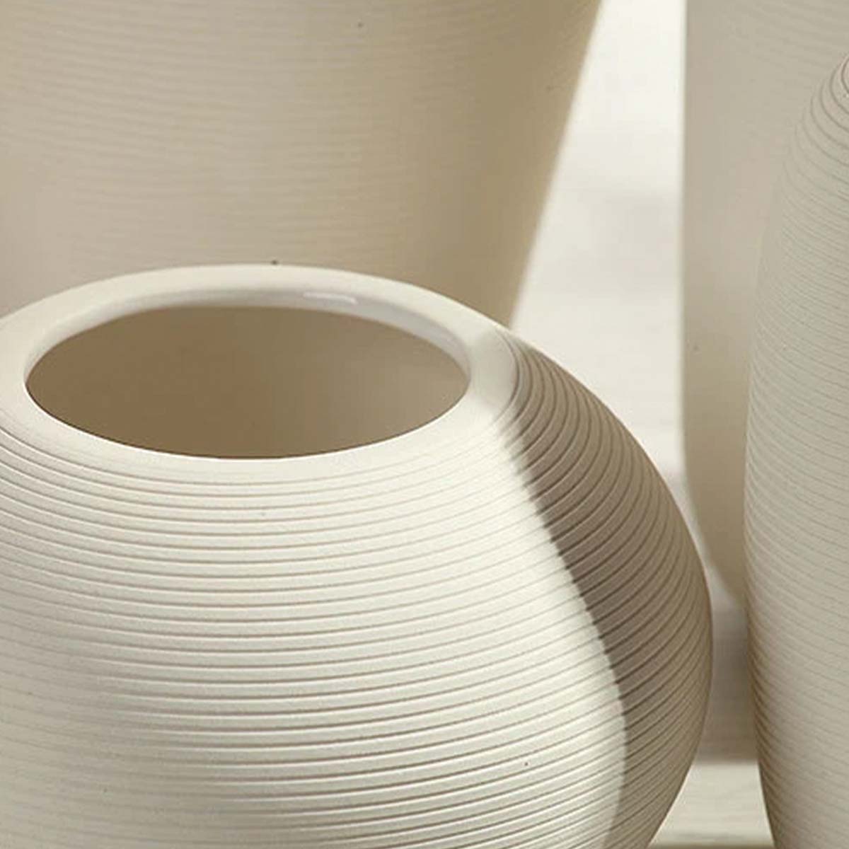 Handgefertigte Keramikvase Blanche, elegante weiße Deko mit Ringskulptur