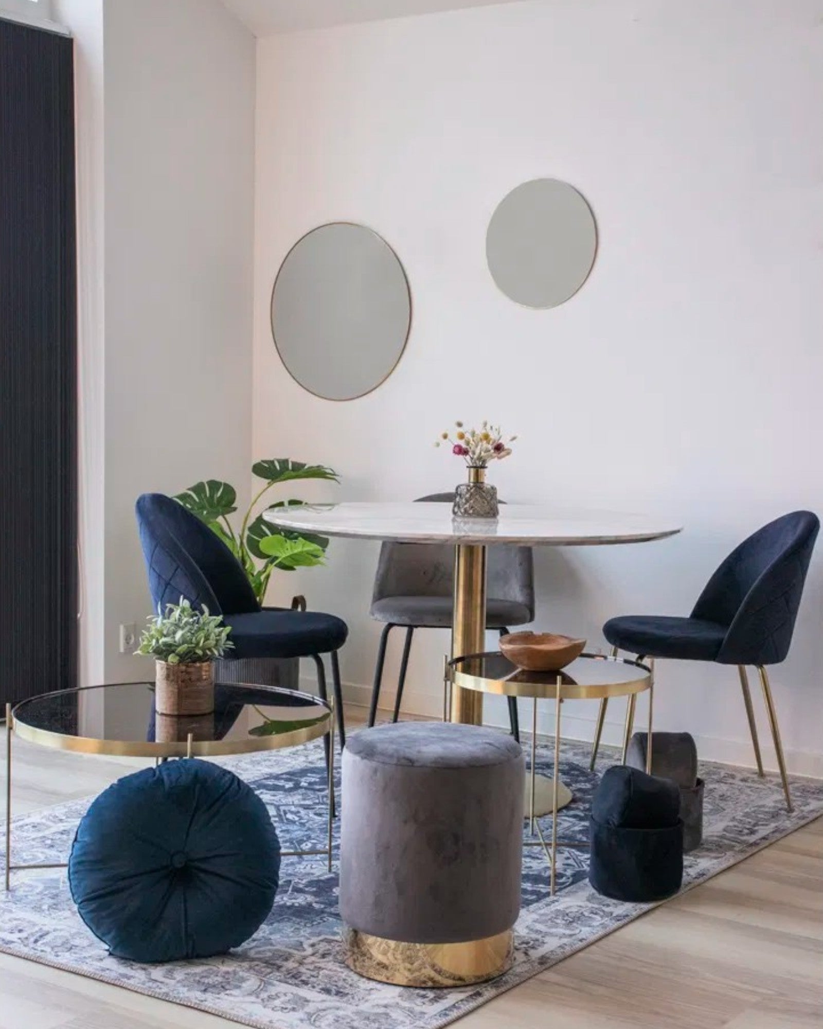 Esszimmerstuhl-Set – Blaues Samt mit Messingbeinen – 2er-Set