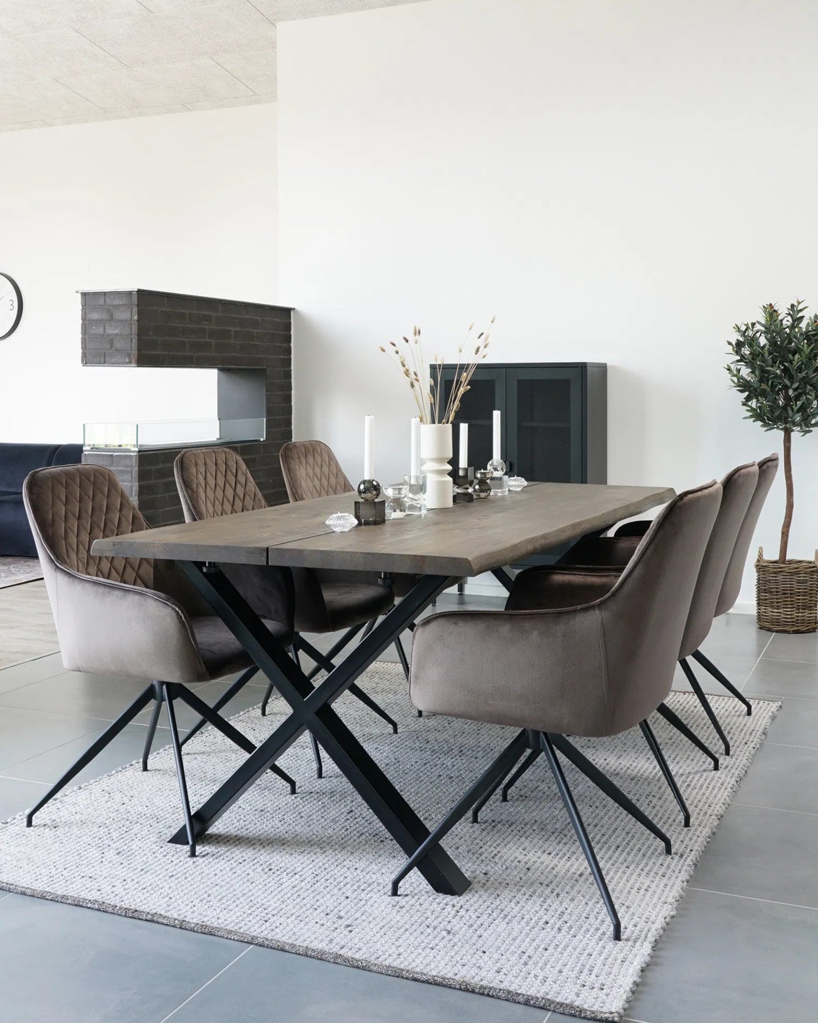 Harbo Esszimmerstuhl – Drehbar, Samtpilz, schwarze Metallbeine