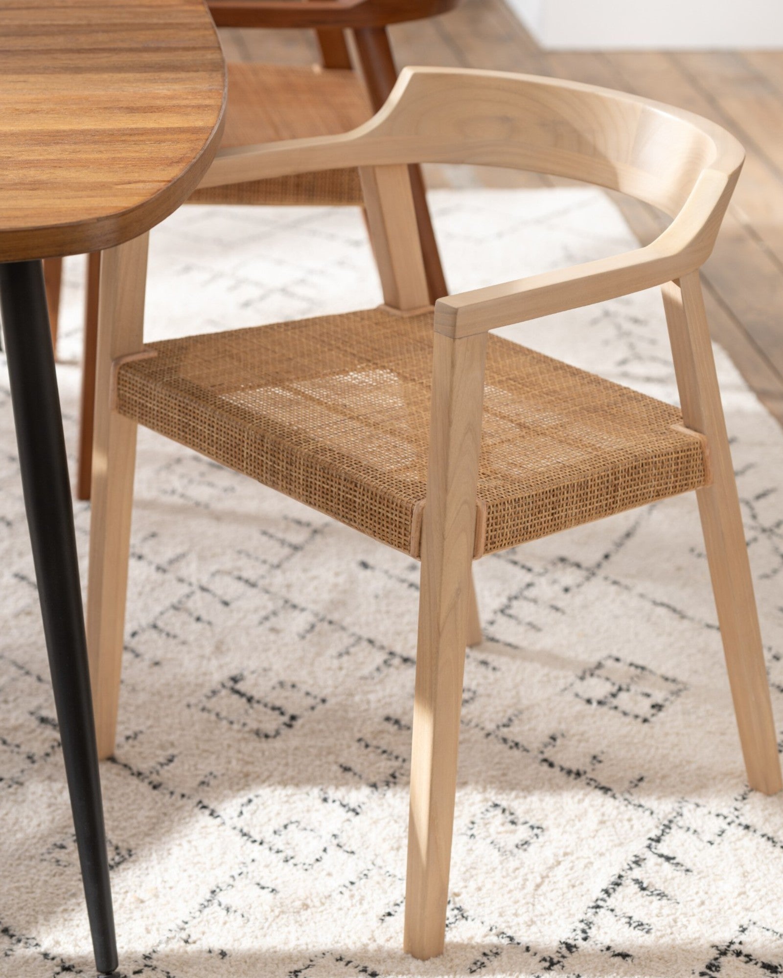 J-Line – Esszimmerstuhl Emma – Teakholz Natur – 55x55x71 cm