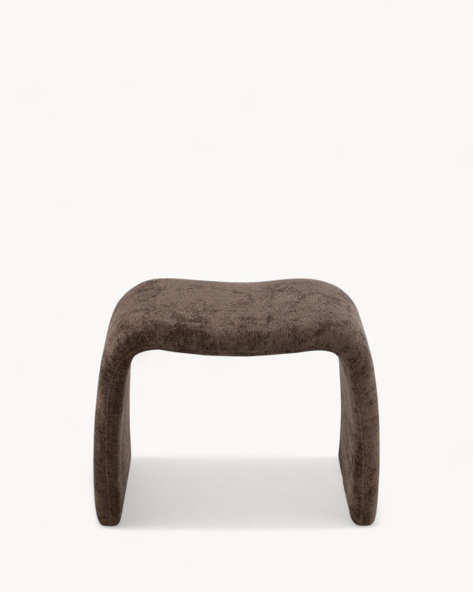 J-Line Hocker N-Form – Dunkelbraun Textil – Bequem & Modern