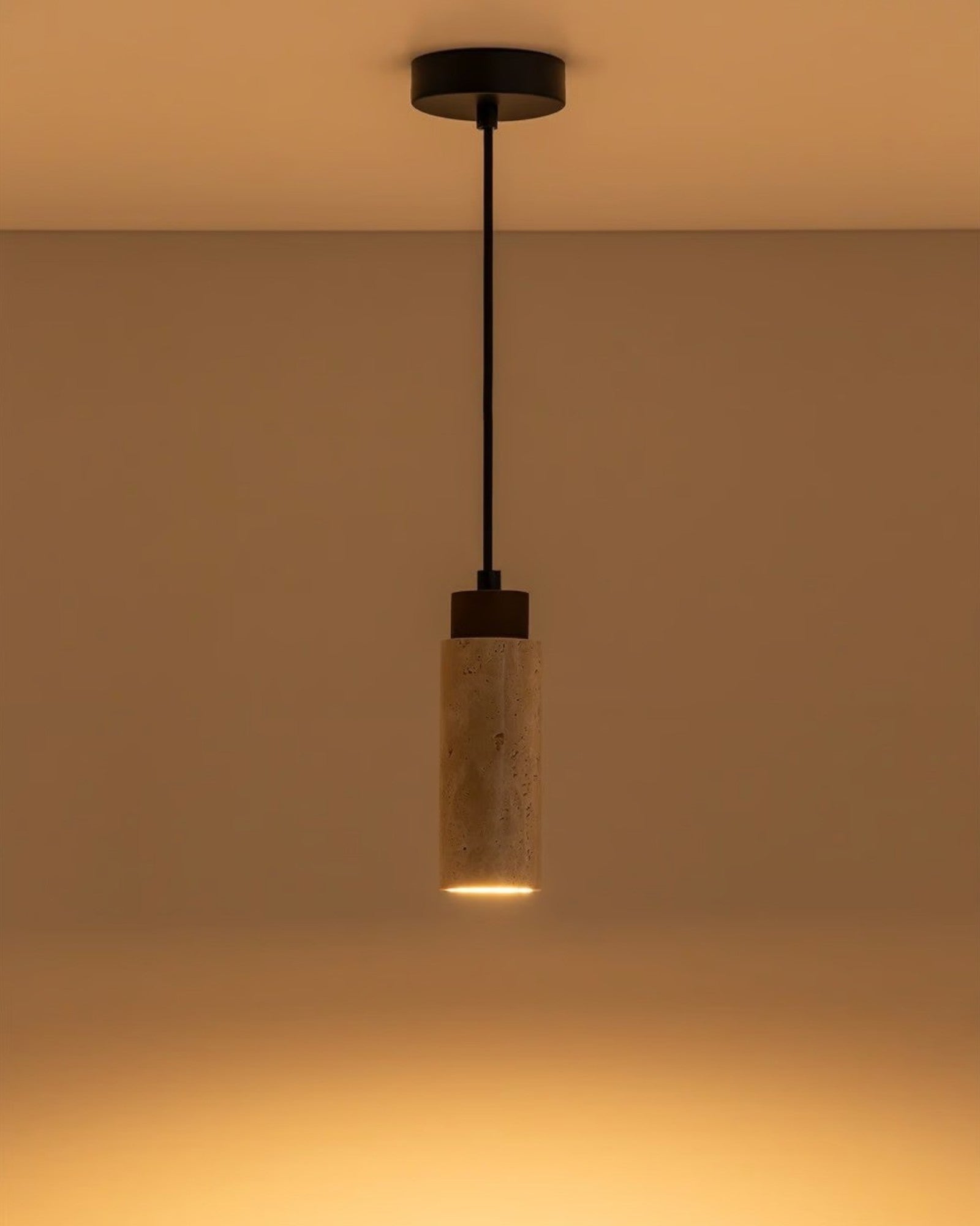 Davise Pendelleuchte aus Travertin und Holz Ø10 cm, höhenverstellbar