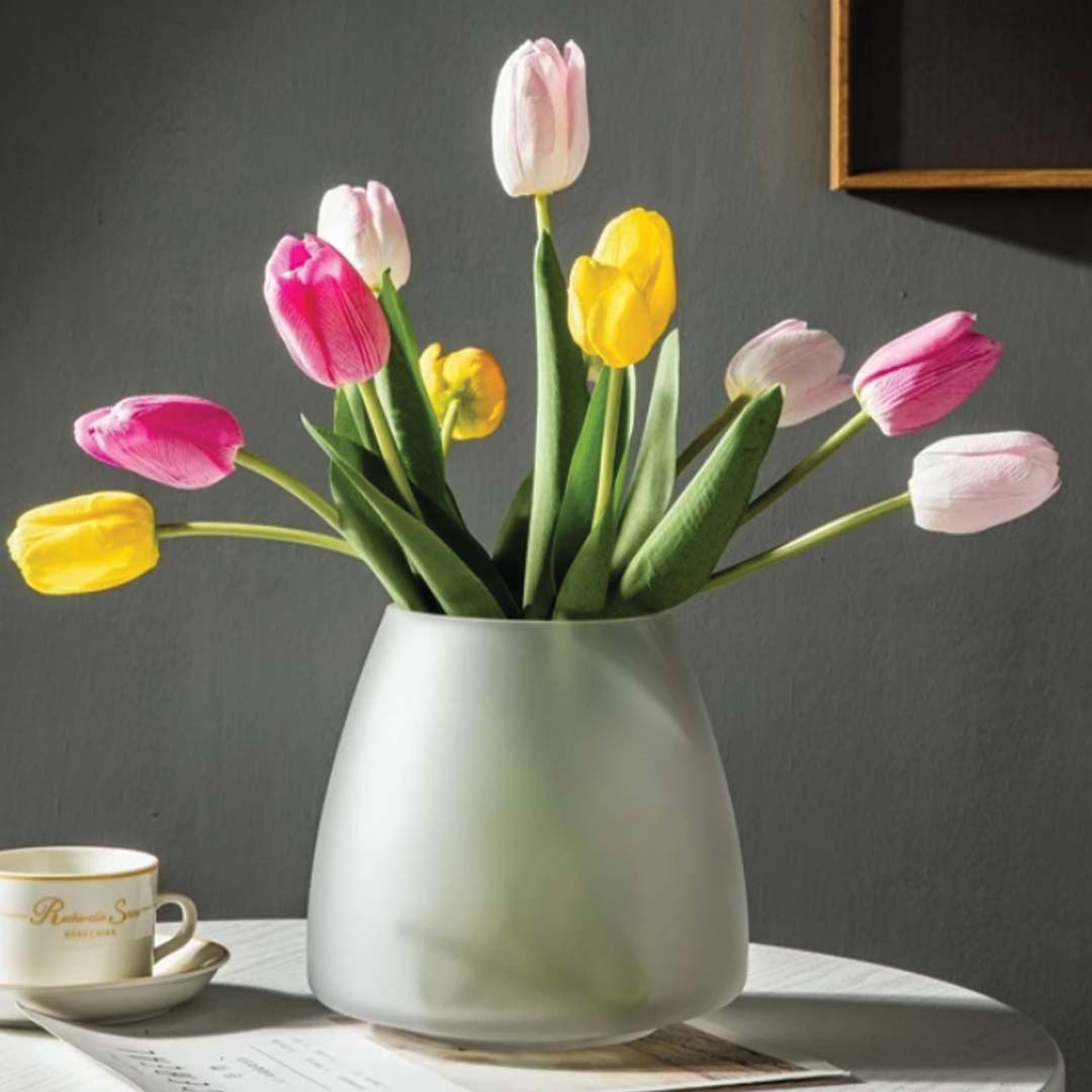 Zeitgenössische Vase aus Milchglas
