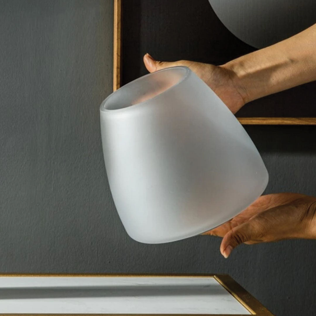 Zeitgenössische Vase aus Milchglas