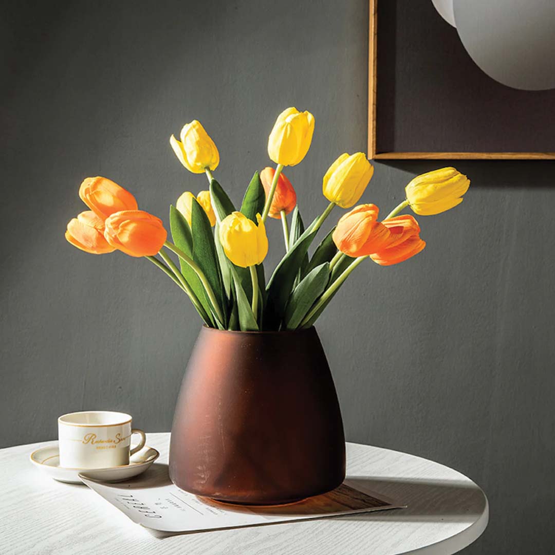 Zeitgenössische Vase aus Milchglas