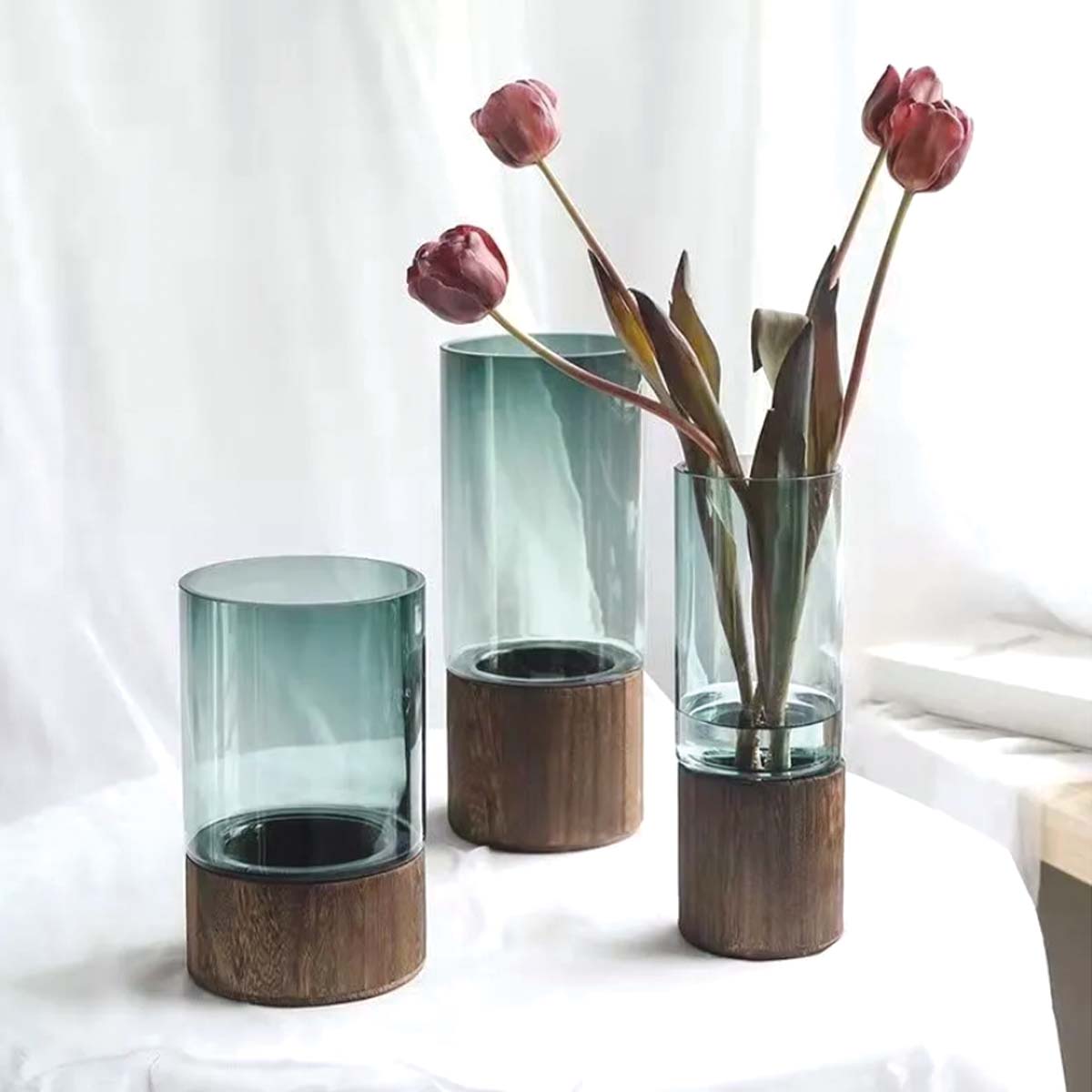 Blumenvase aus Glas und Holz