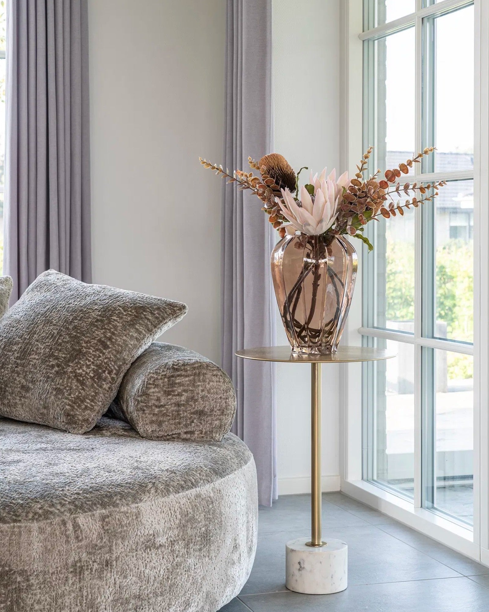 Lecco Beistelltisch – Marmor & Messing, Ø41 cm, H58 cm