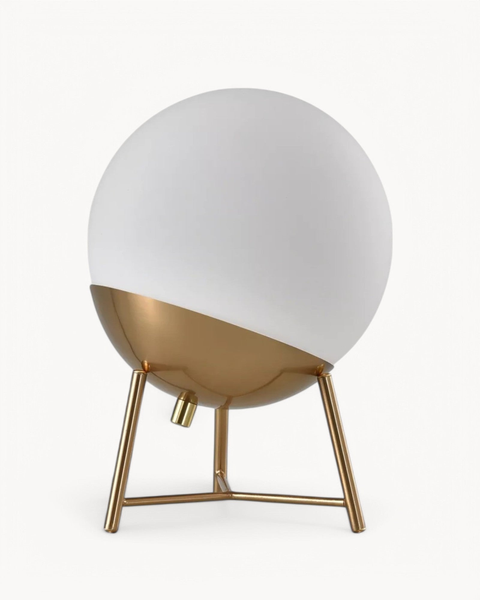 Chelsea Tischleuchte – Messingoptik – Weiße Glas-Kugel – 26 cm Höhe