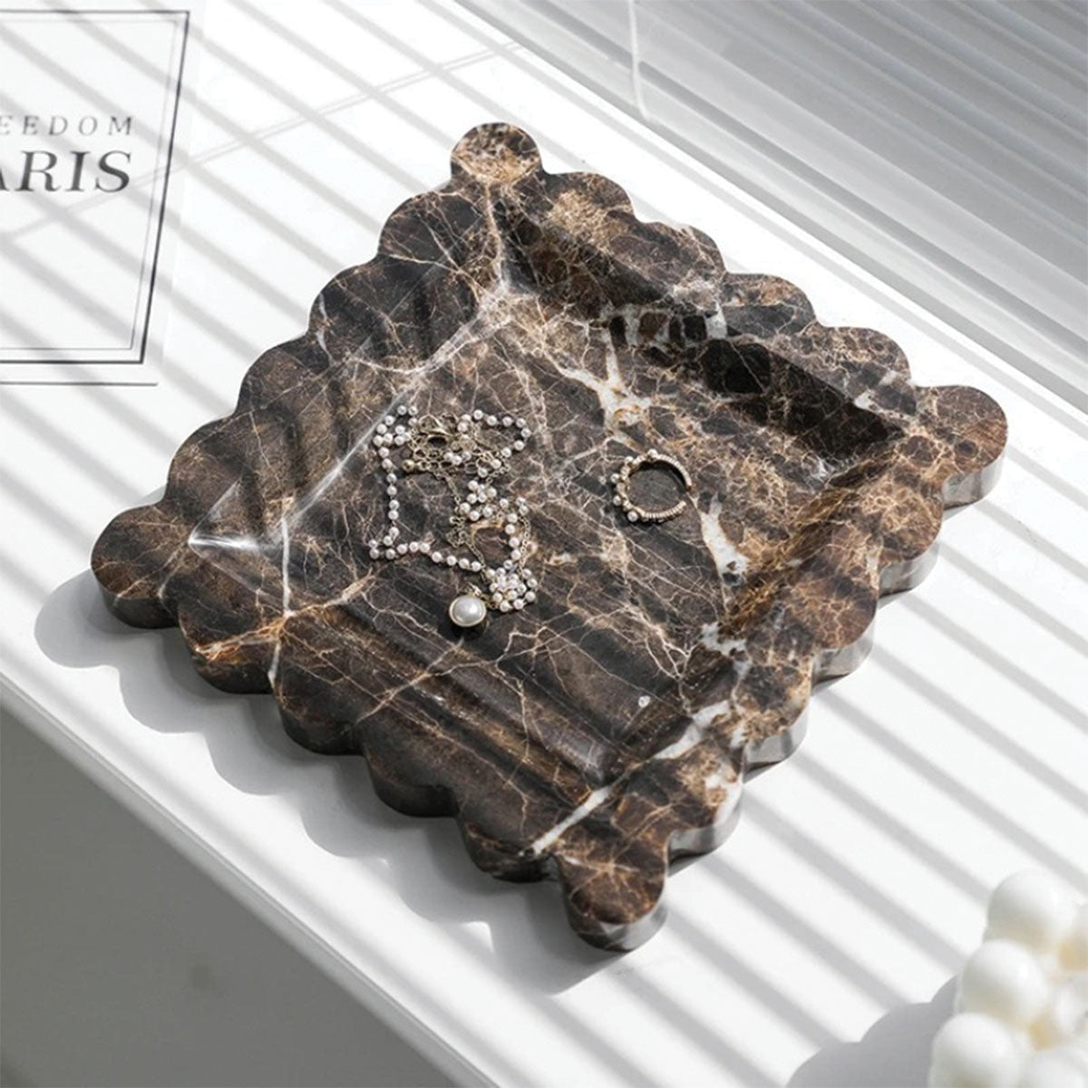 Marmortablett mit Wellenschliff