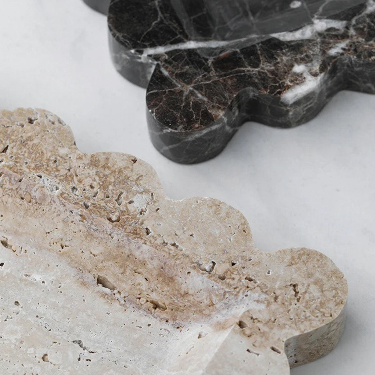 Marmortablett mit Wellenschliff