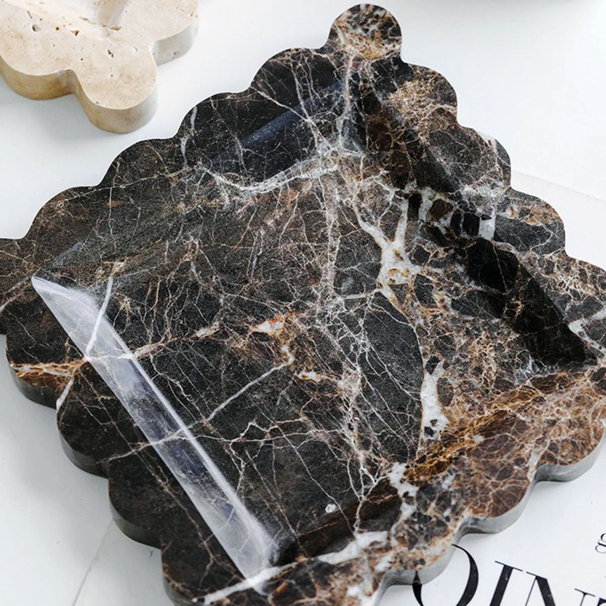 Marmortablett mit Wellenschliff