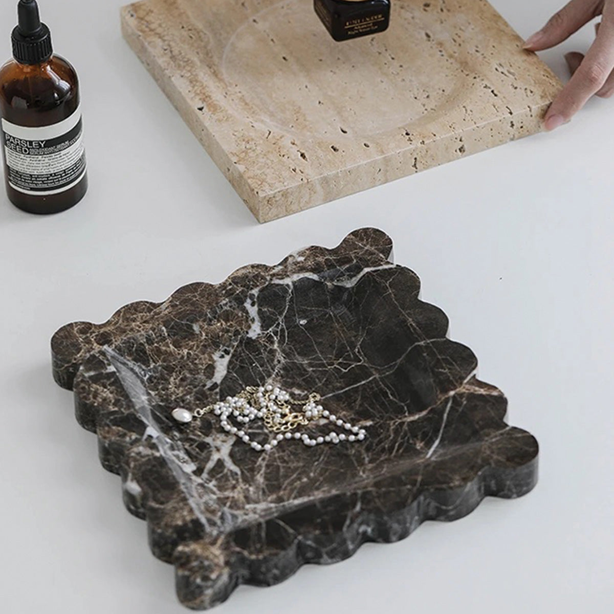 Marmortablett mit Wellenschliff