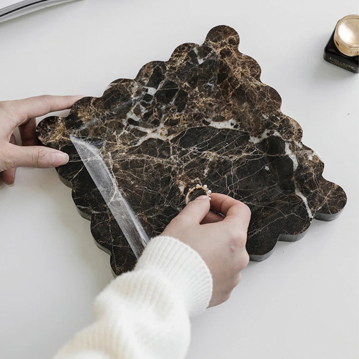 Marmortablett mit Wellenschliff