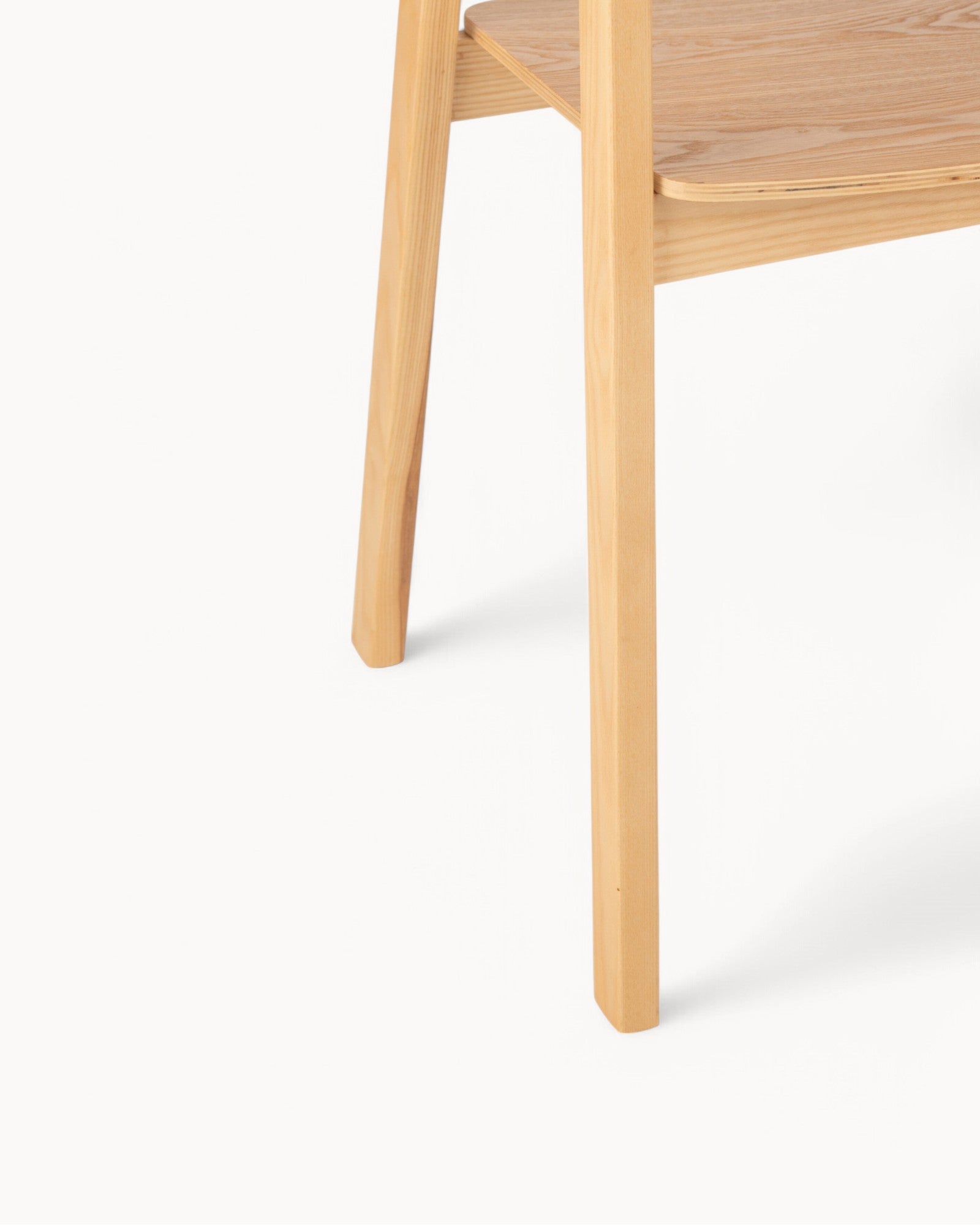 J-Line – Naga Stuhl – Schwarz – 76,8 cm – Eschenholz & Seil