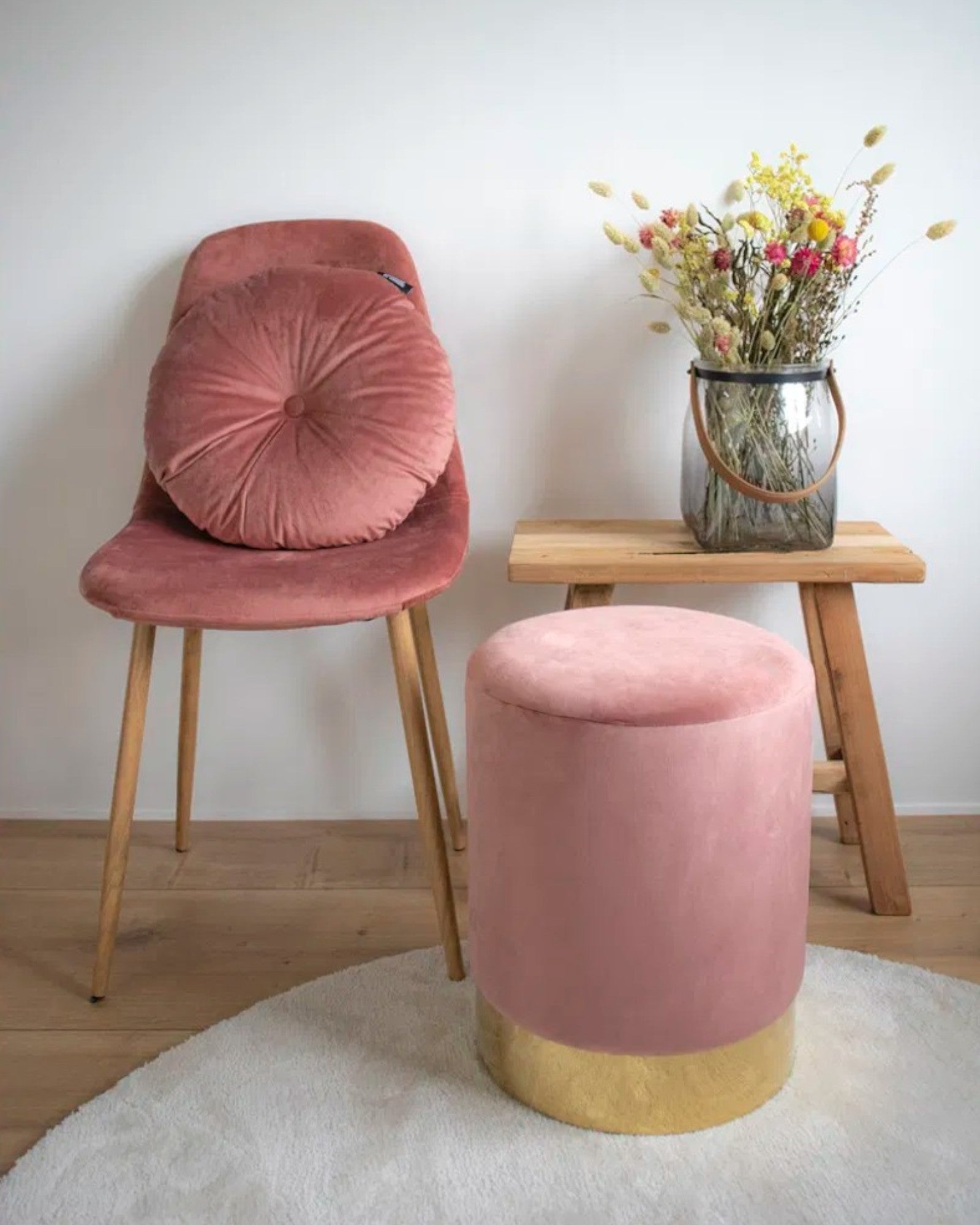House Nordic – Sitzpouf aus rosa Samt mit messingfarbenem Stahl, Ø34x43 cm