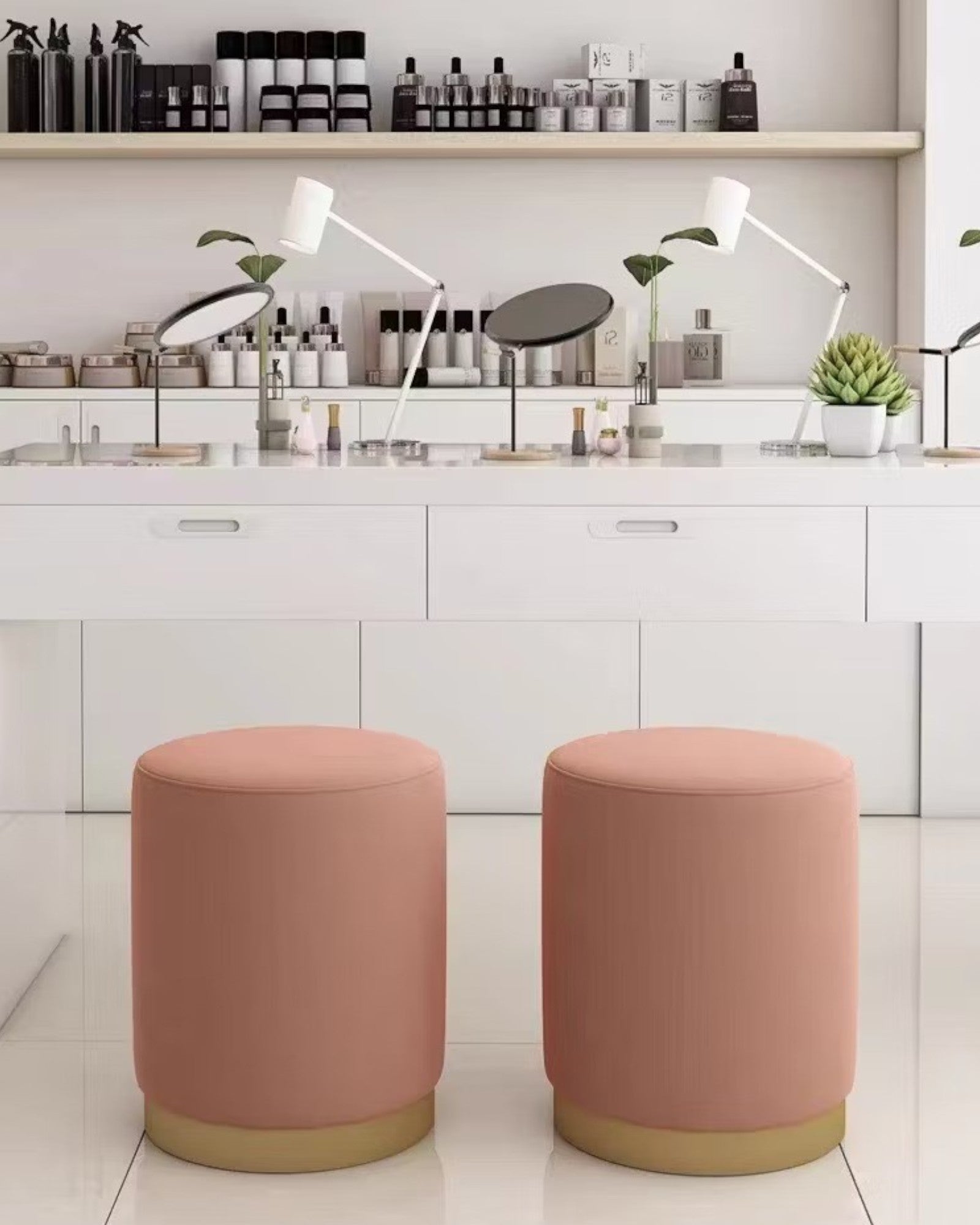 House Nordic – Sitzpouf aus rosa Samt mit messingfarbenem Stahl, Ø34x43 cm