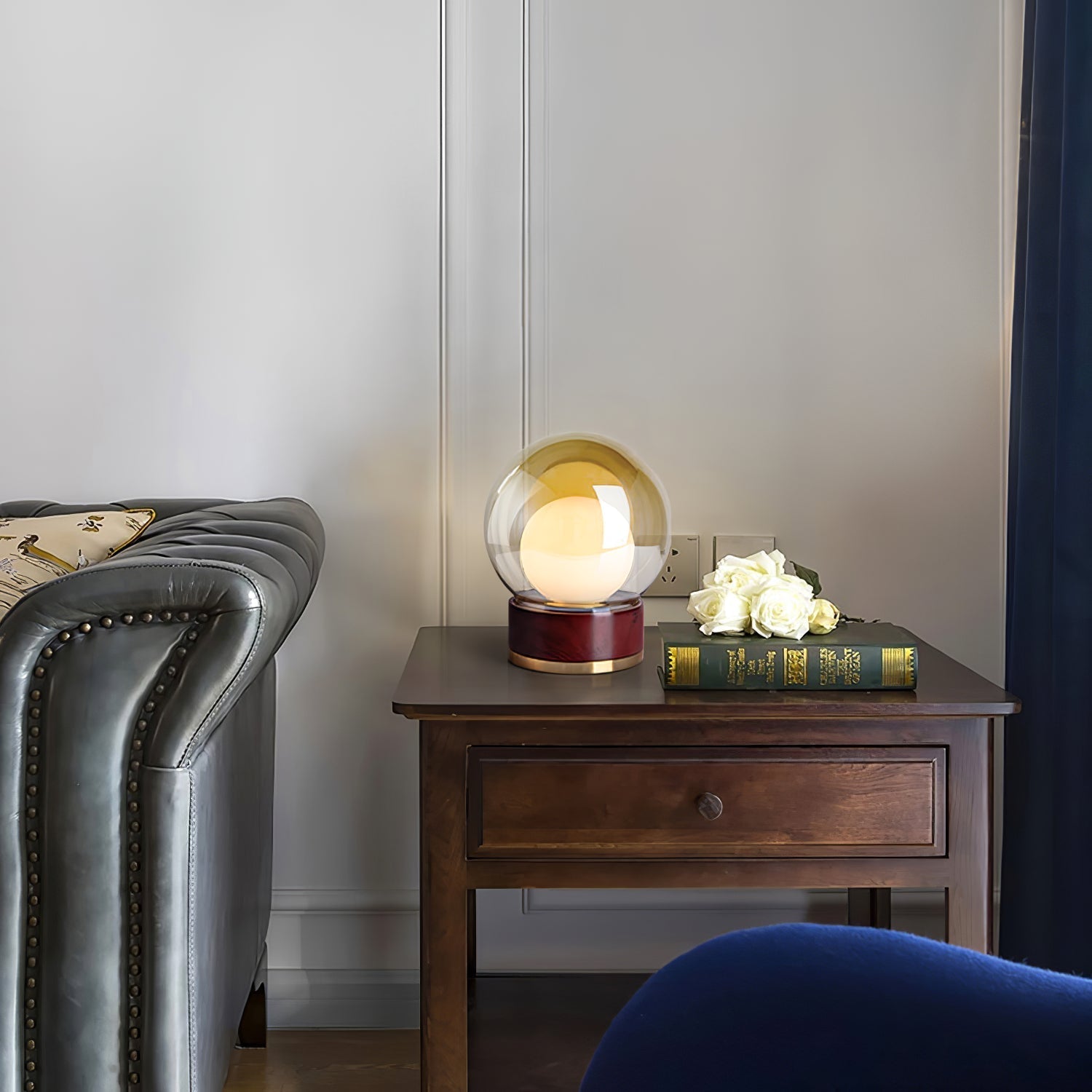 Moderne Tischleuchte - Metallfuß, LED, Glasschirm