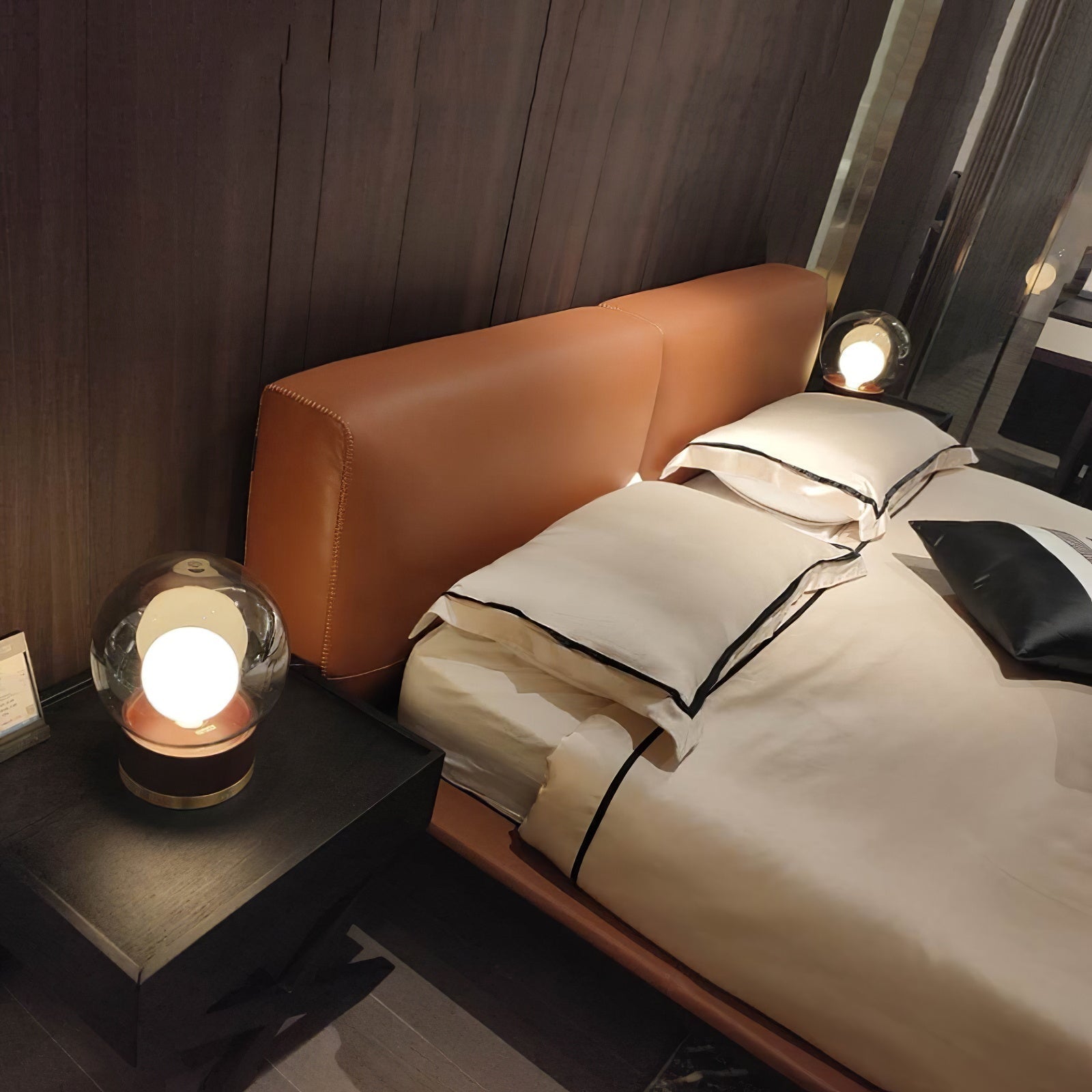 Moderne Tischleuchte - Metallfuß, LED, Glasschirm