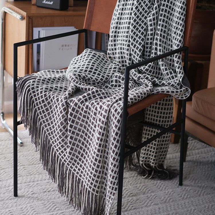 Strickdecke mit Grobstrick-Muster und Fransen – Dekorative Wohndecke im modernen Stil
