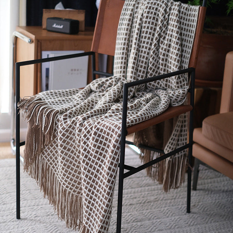 Strickdecke mit Grobstrick-Muster und Fransen – Dekorative Wohndecke im modernen Stil