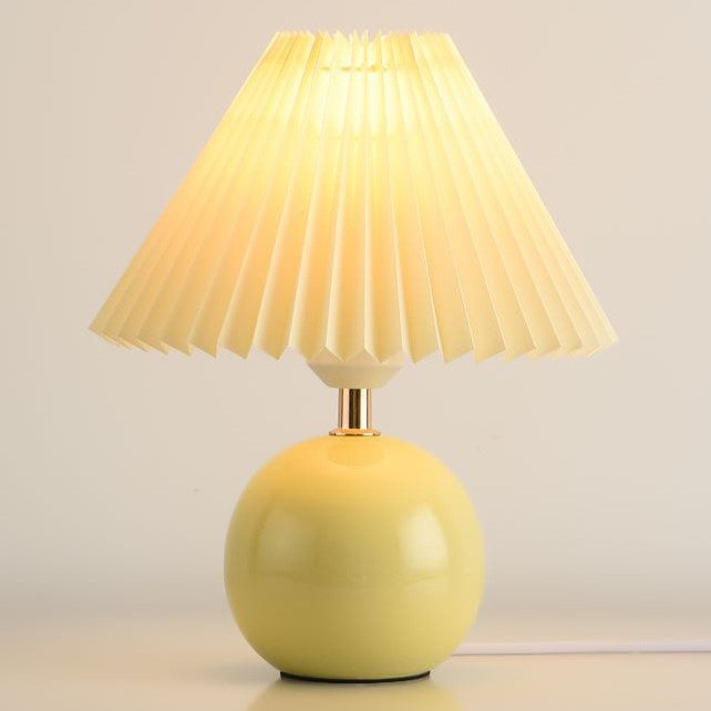 Dekorative Nachttischlampe aus plissierter Keramik