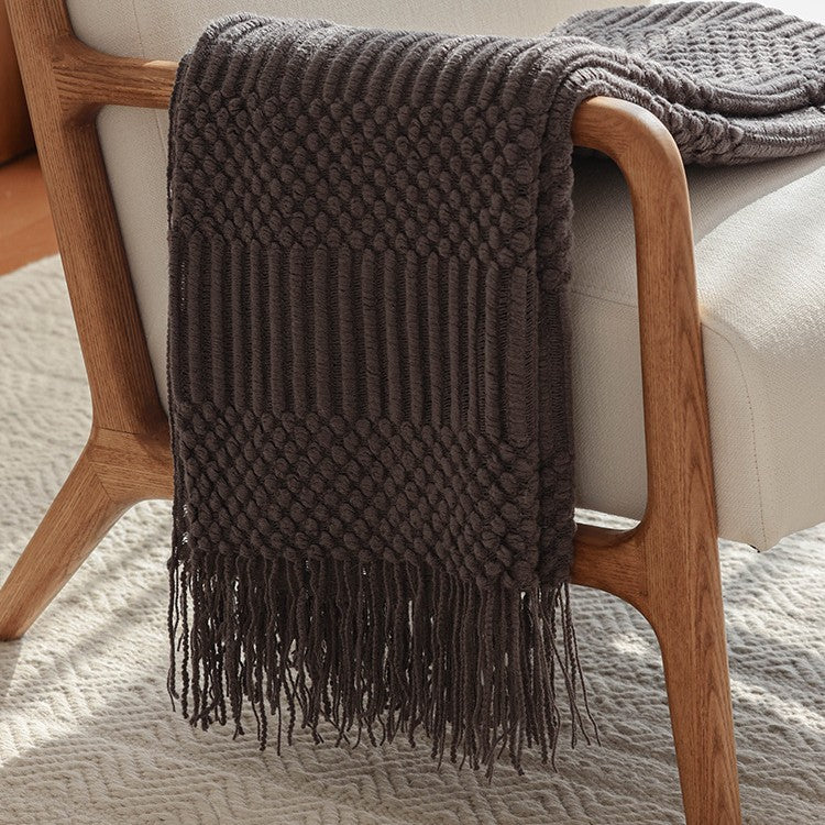 Strickdecke mit Fransen – Weiche Wohndecke im modernen Strukturdesign