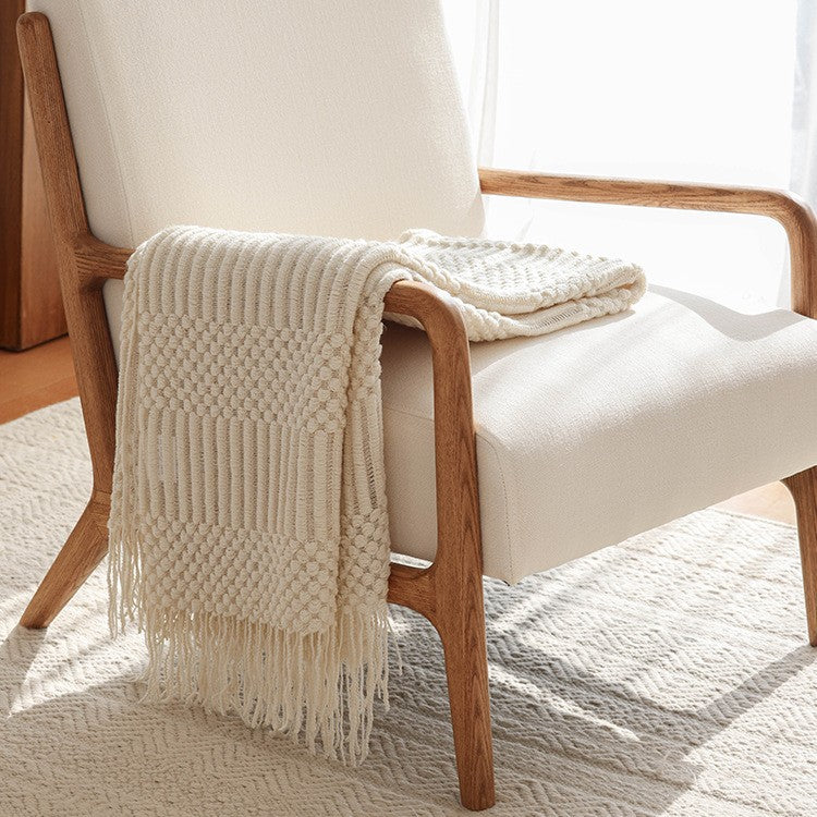 Strickdecke mit Fransen – Weiche Wohndecke im modernen Strukturdesign