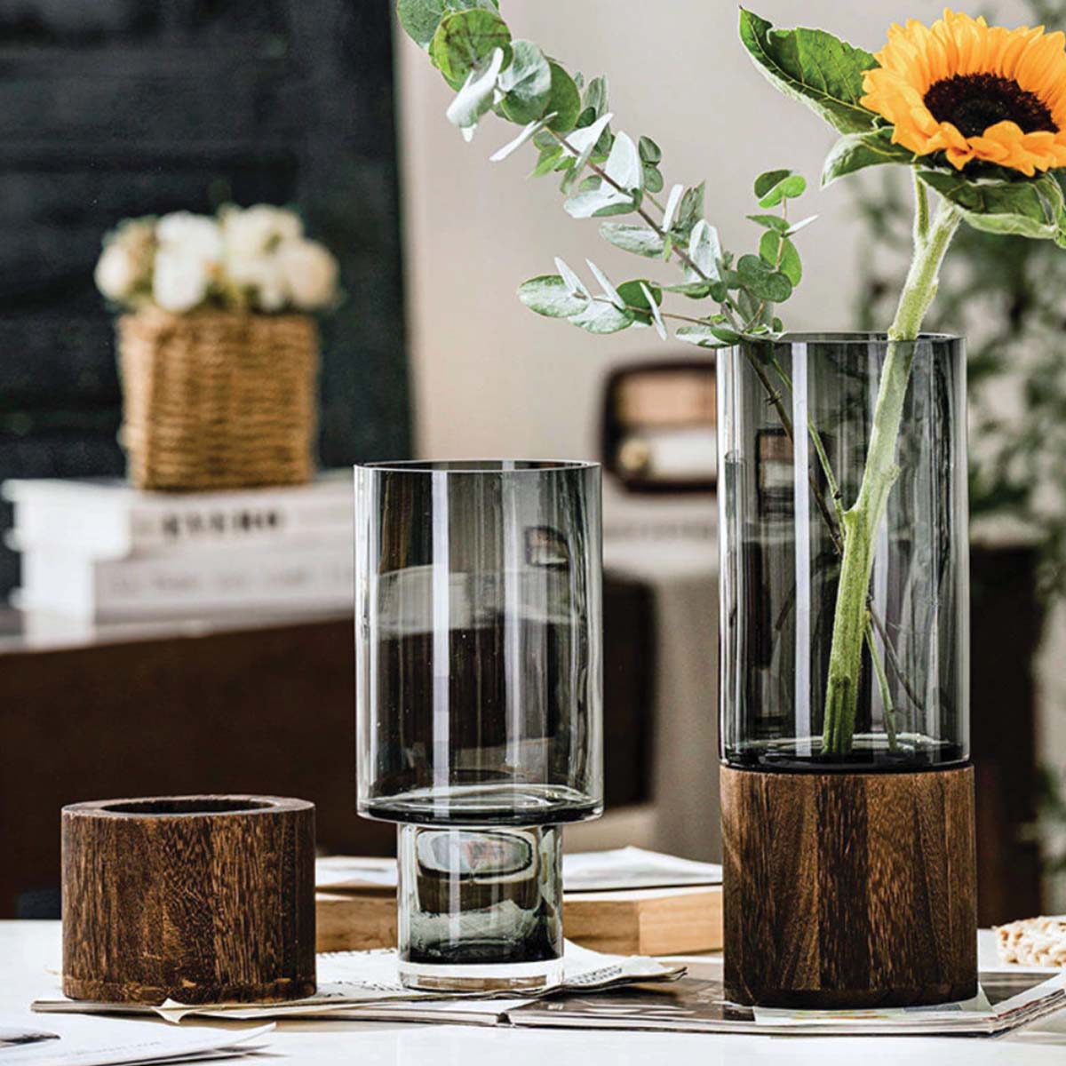 Blumenvase aus Glas und Holz