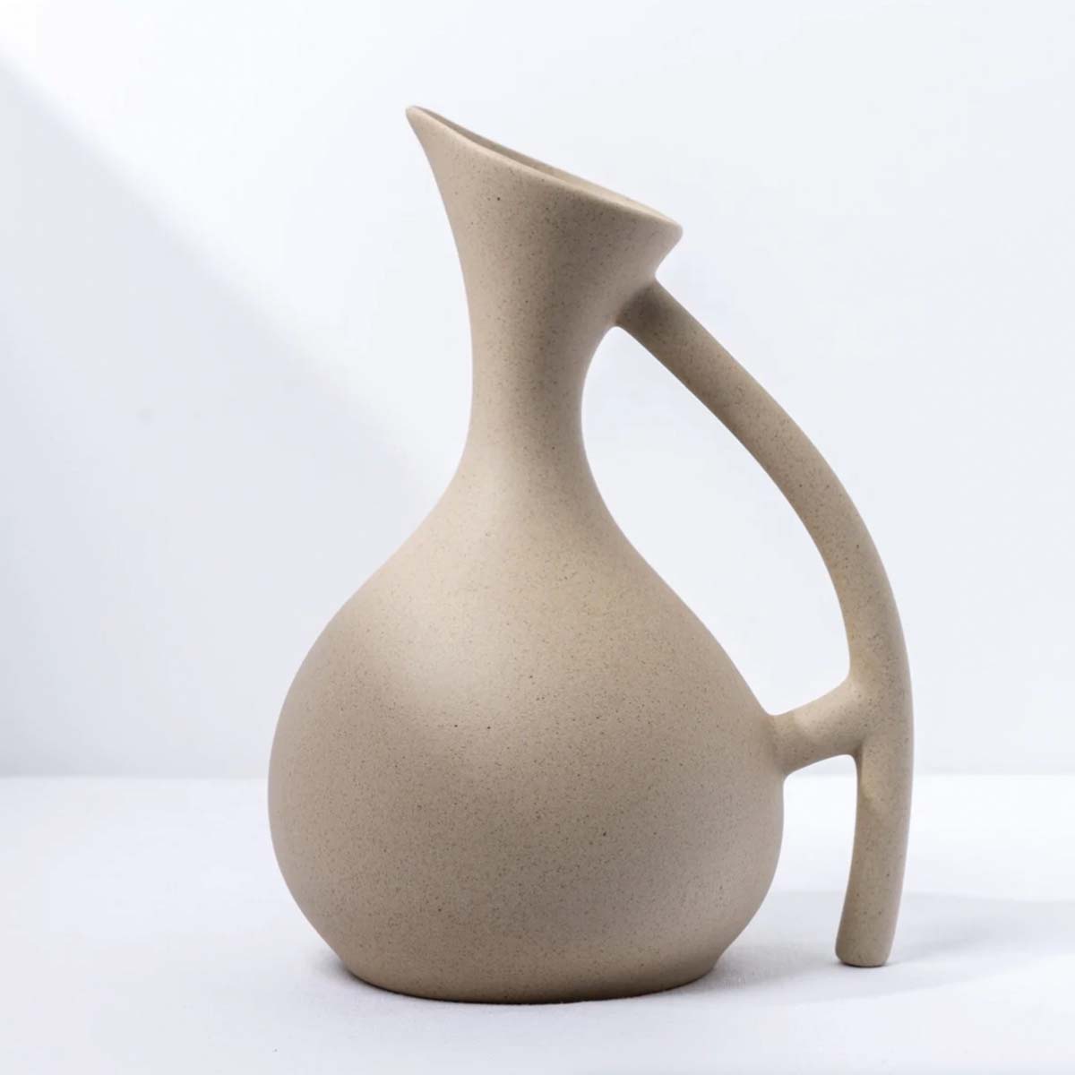 Handgefertigter Keramikkrug mit matter Glasur | Modernes organisches Design | Ideal zum Servieren von Getränken, passende Becher erhältlich