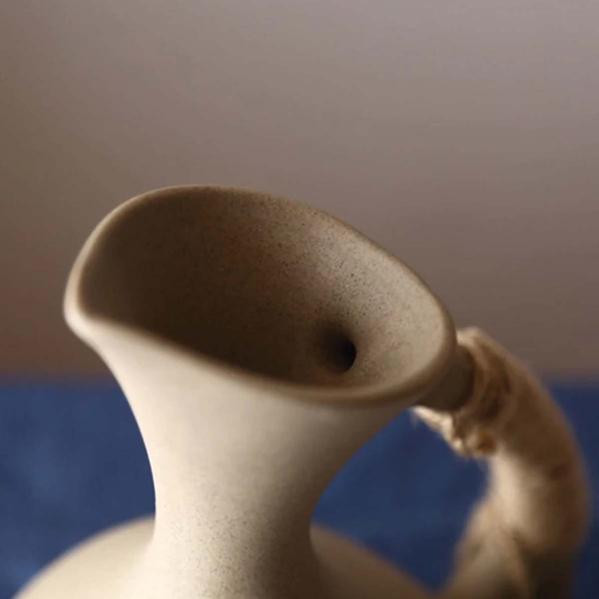 Handgefertigter Keramikkrug mit matter Glasur | Modernes organisches Design | Ideal zum Servieren von Getränken, passende Becher erhältlich
