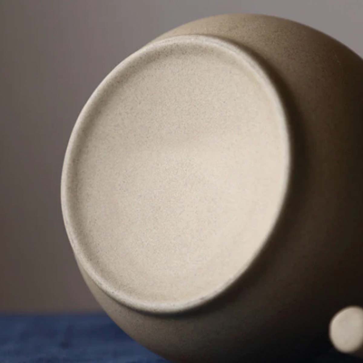 Handgefertigter Keramikkrug mit matter Glasur | Modernes organisches Design | Ideal zum Servieren von Getränken, passende Becher erhältlich