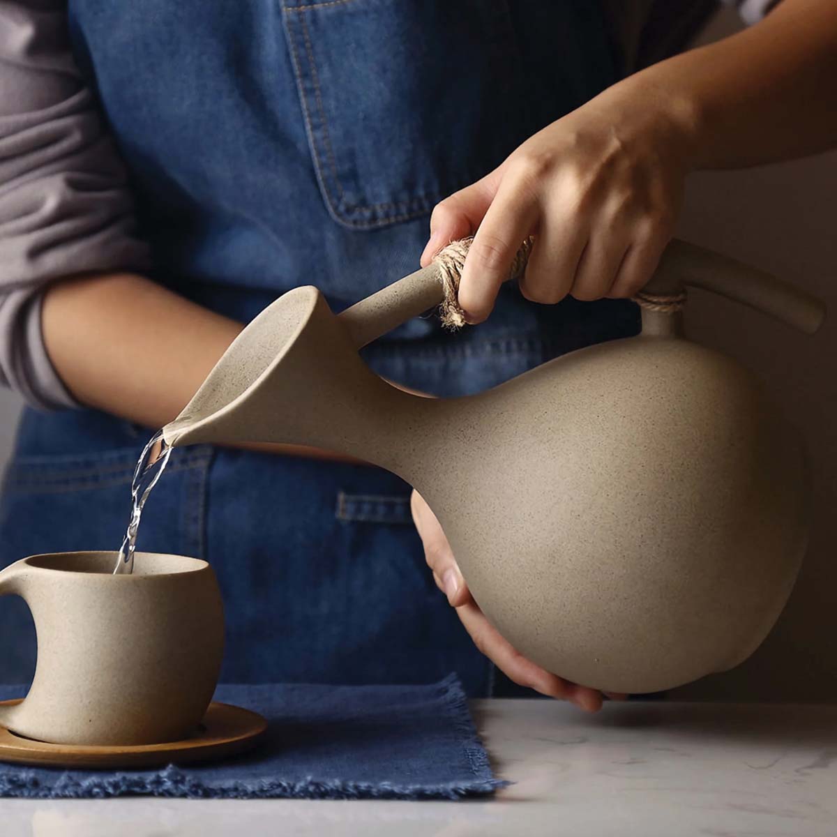 Handgefertigter Keramikkrug mit matter Glasur | Modernes organisches Design | Ideal zum Servieren von Getränken, passende Becher erhältlich