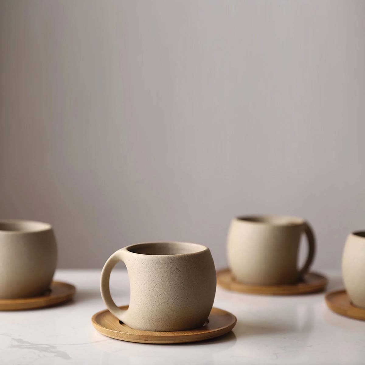 Handgefertigter Keramikkrug mit matter Glasur | Modernes organisches Design | Ideal zum Servieren von Getränken, passende Becher erhältlich