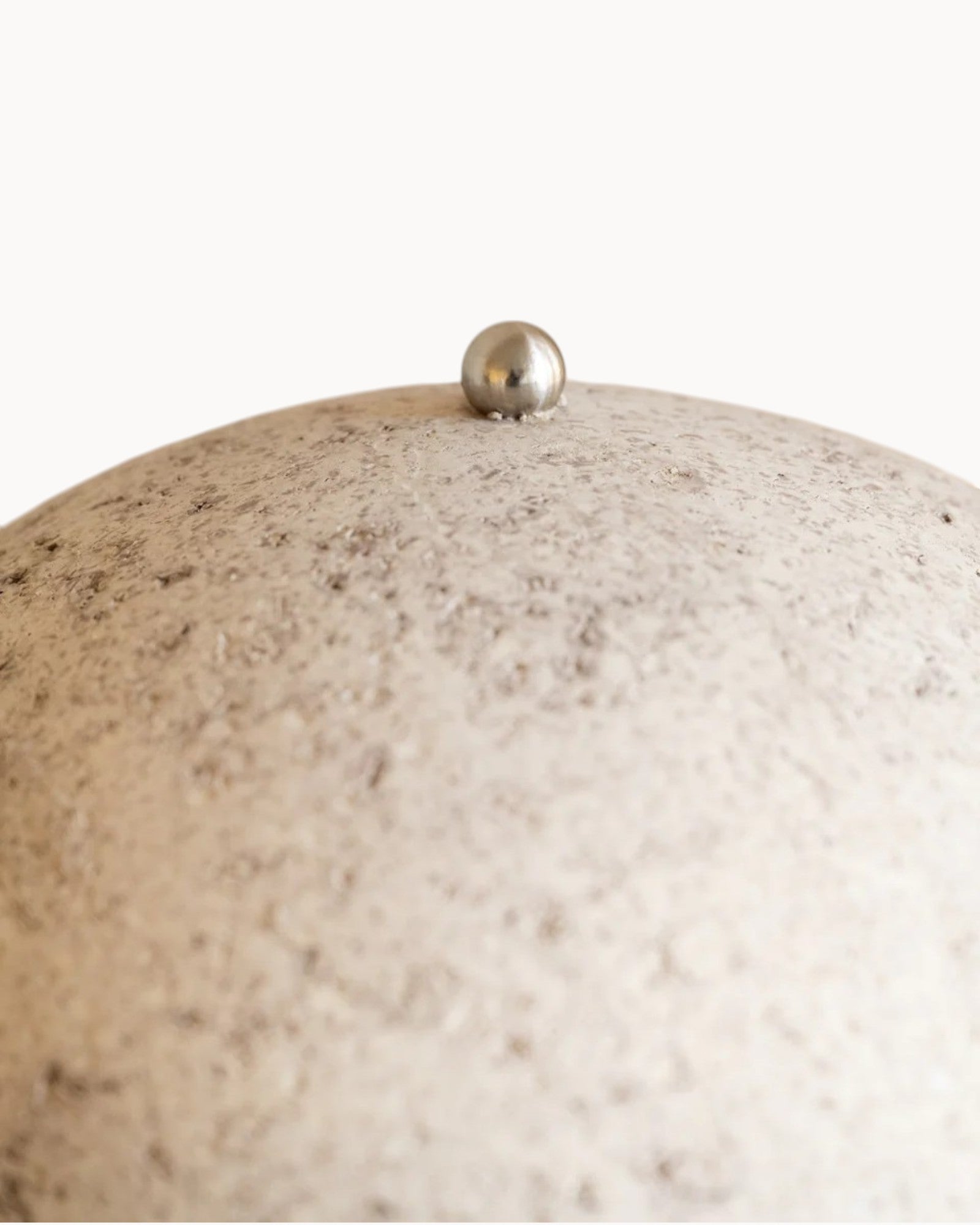 Astley Tischlampe – Steingraues Papier-Mâché Design mit 150 cm Kabel