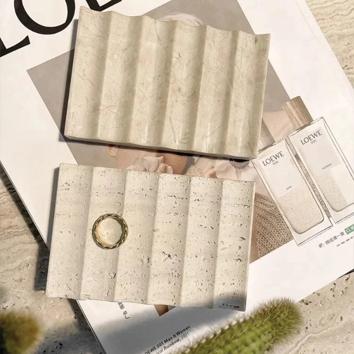 Tablett aus geriffeltem Stein