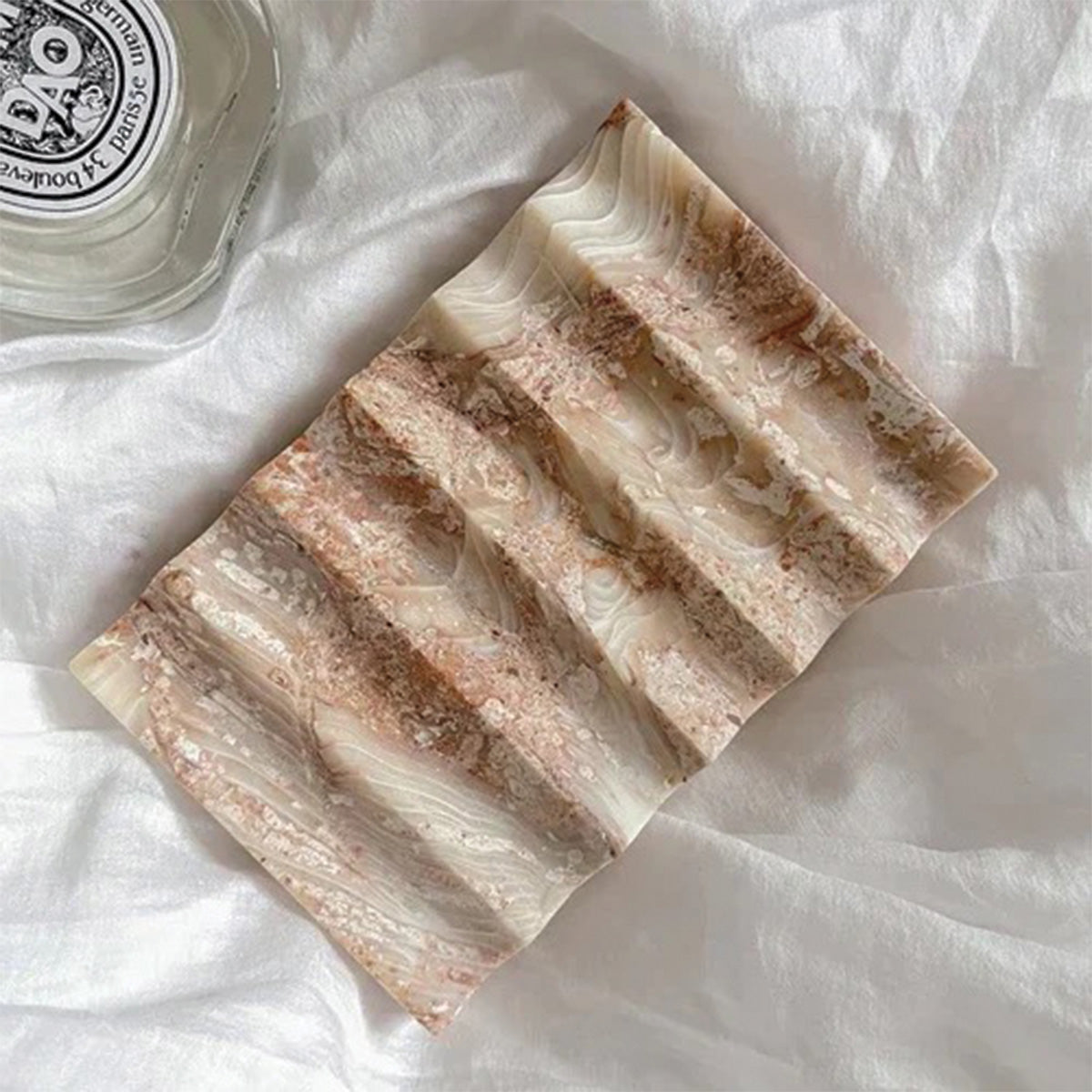 Tablett aus geriffeltem Stein