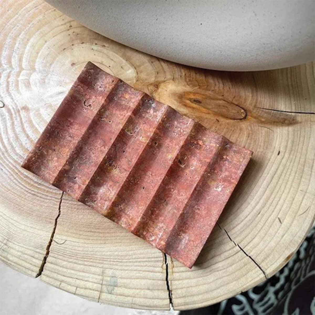 Tablett aus geriffeltem Stein