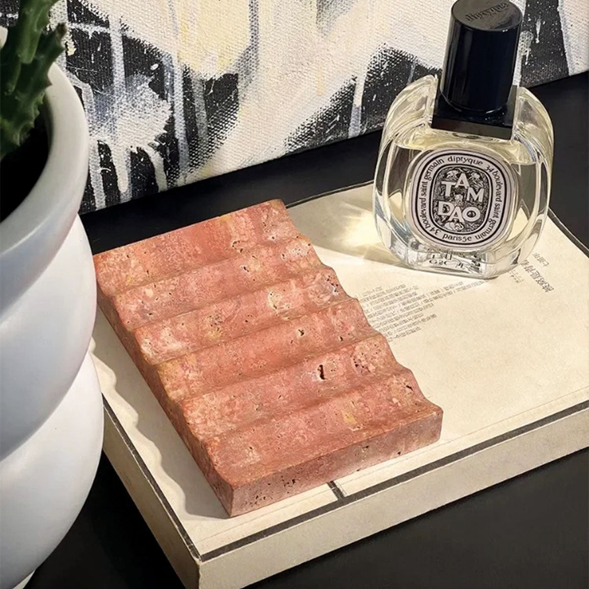 Tablett aus geriffeltem Stein