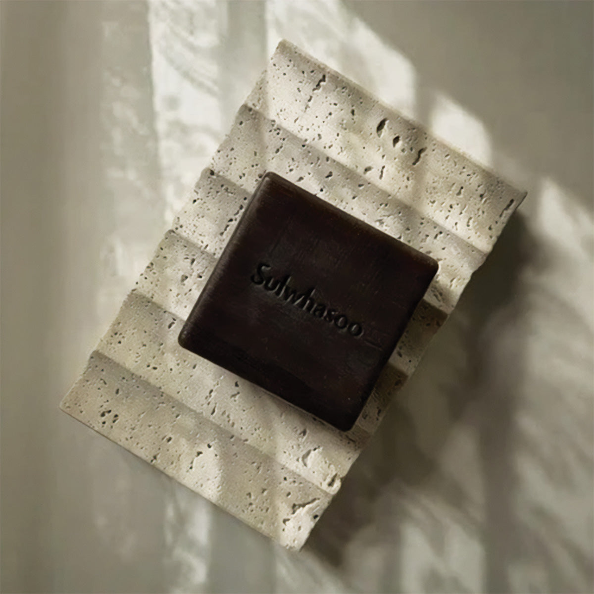 Tablett aus geriffeltem Stein