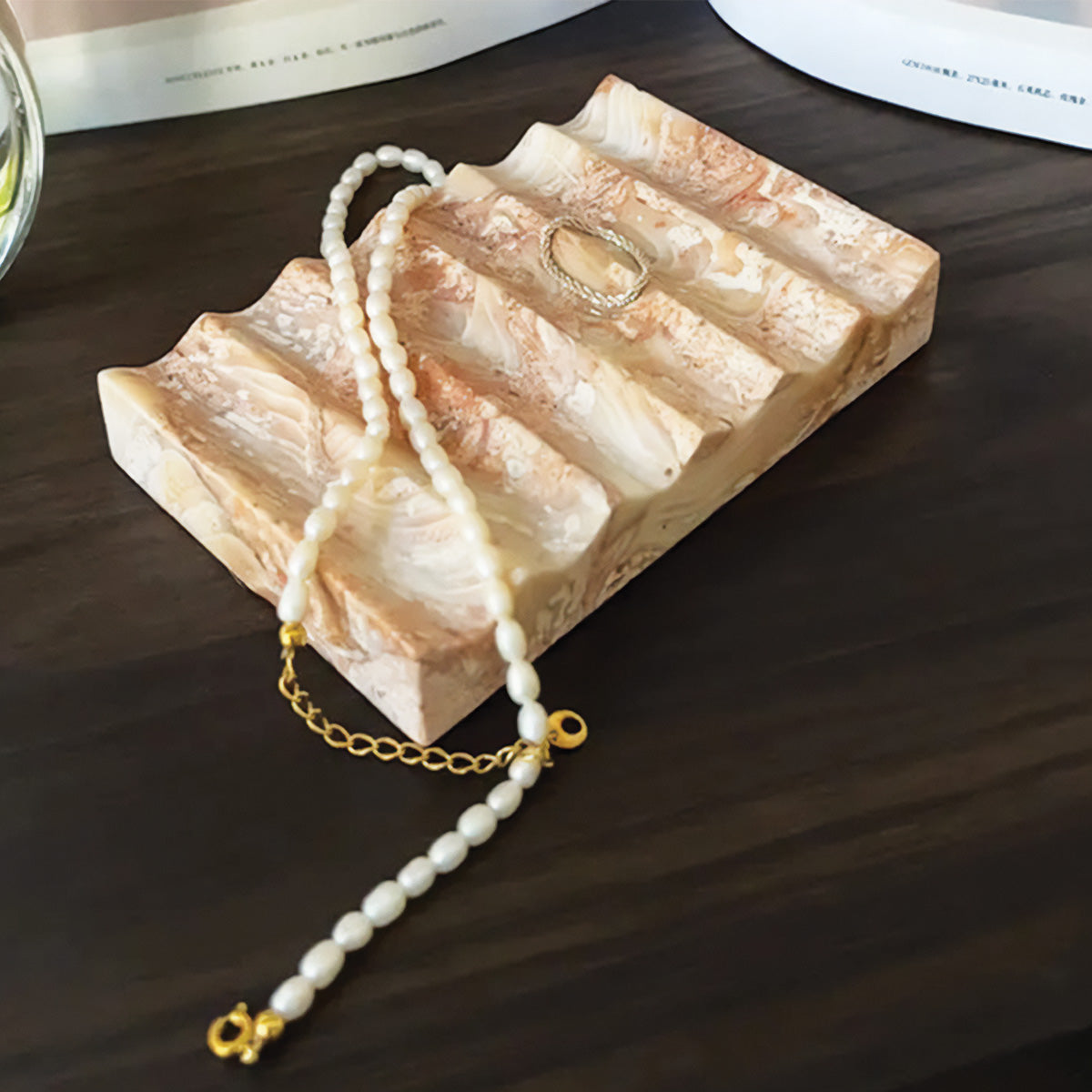 Tablett aus geriffeltem Stein