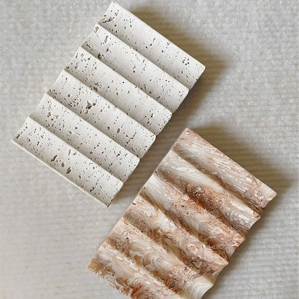 Tablett aus geriffeltem Stein