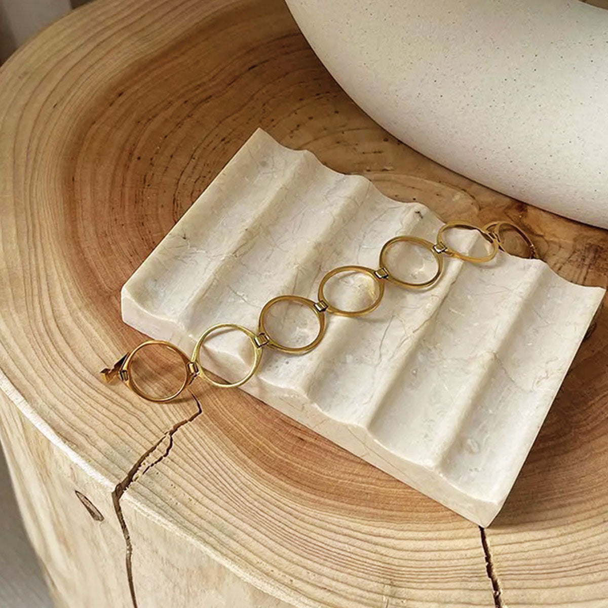 Tablett aus geriffeltem Stein