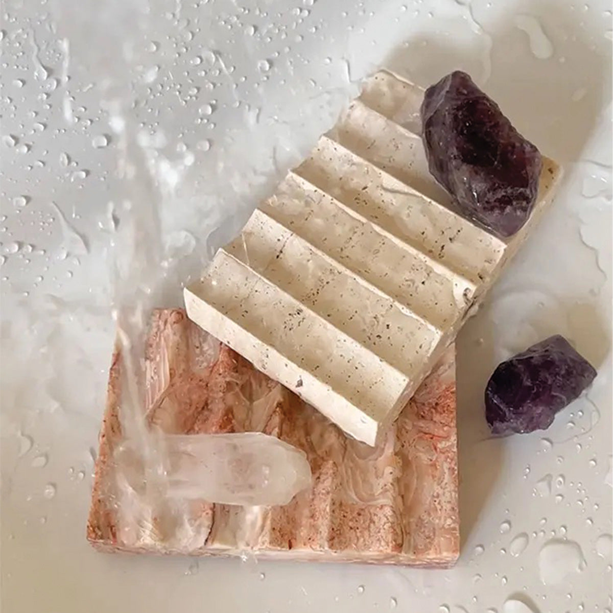 Tablett aus geriffeltem Stein