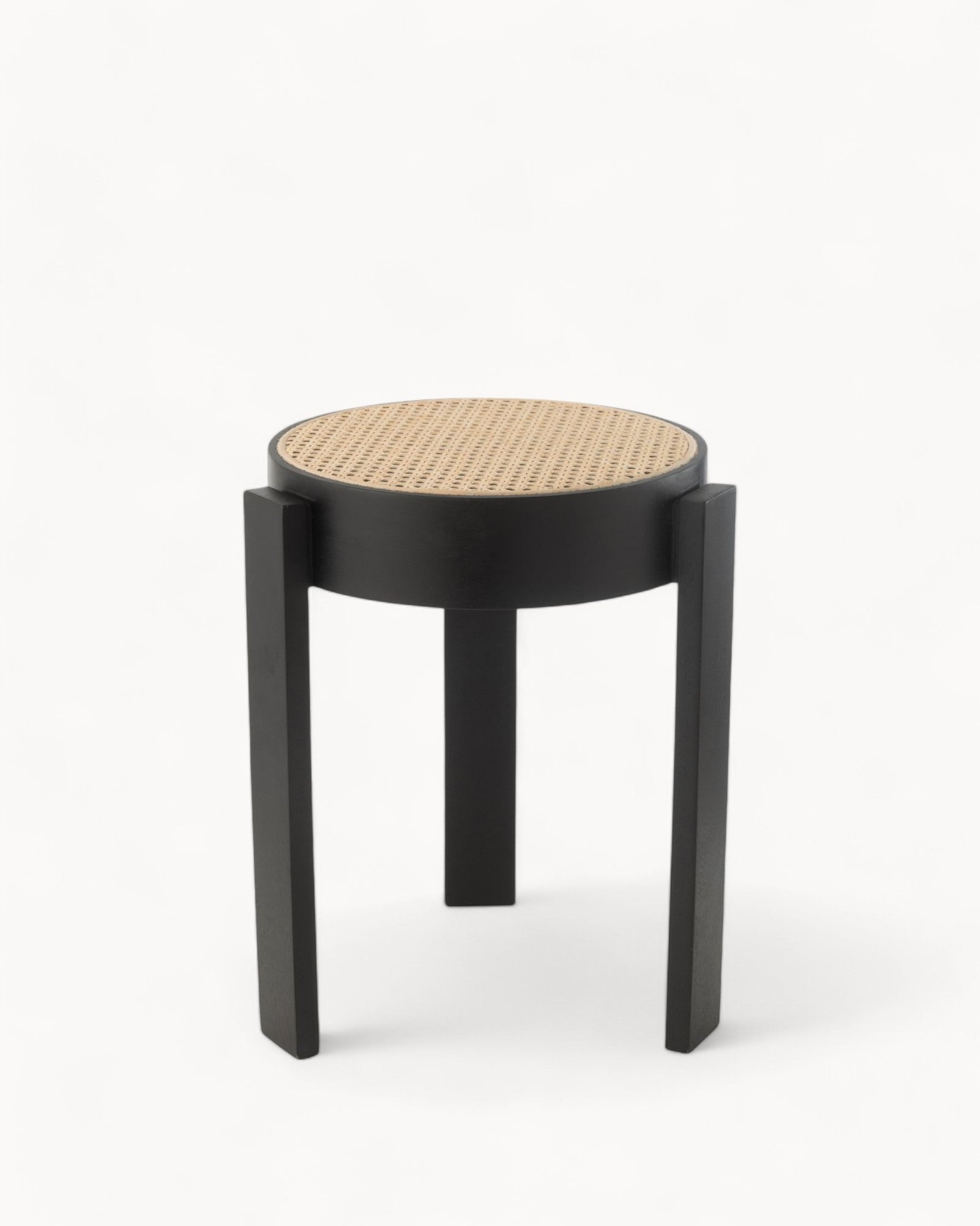 J-Line Stool – Schwarz – Mangoholz mit Flechtwerk – 44 cm hoch