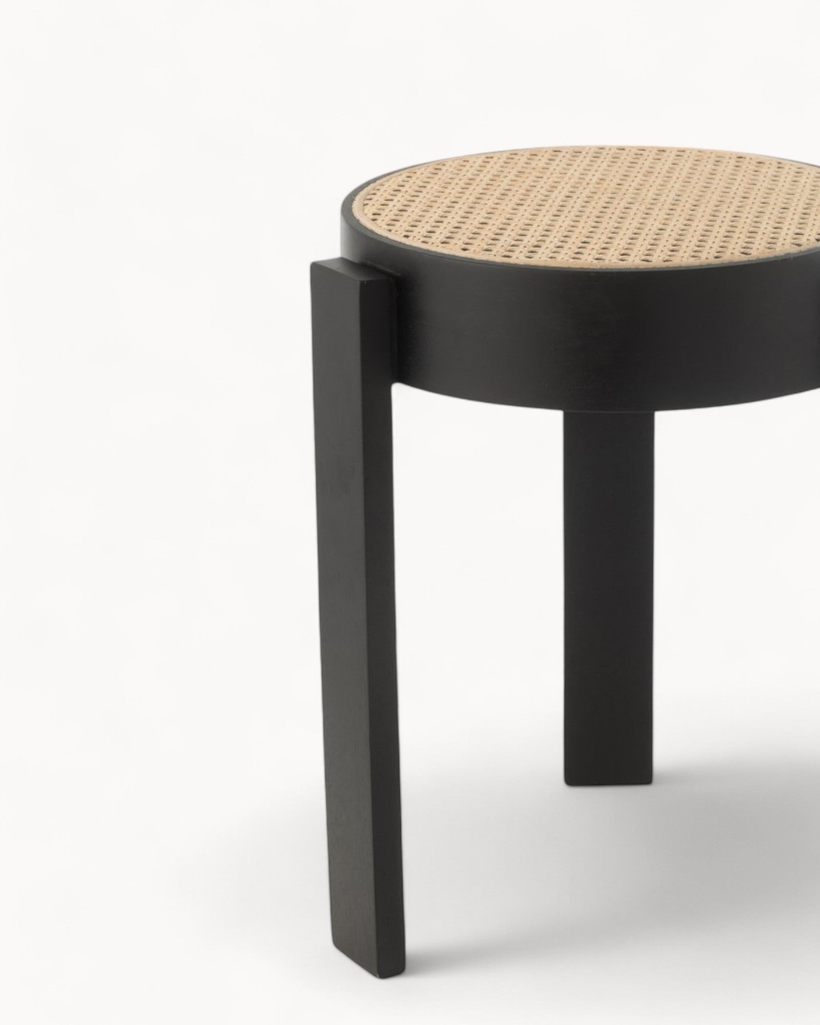 J-Line Stool – Schwarz – Mangoholz mit Flechtwerk – 44 cm hoch