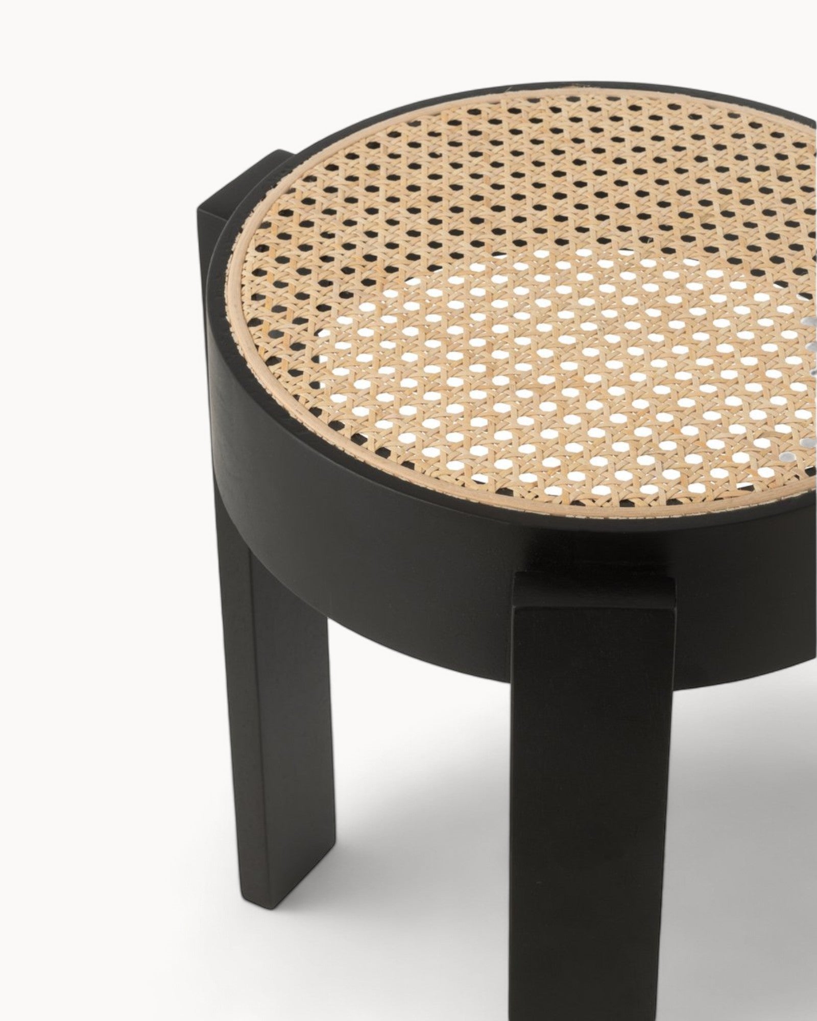 J-Line Stool – Schwarz – Mangoholz mit Flechtwerk – 44 cm hoch