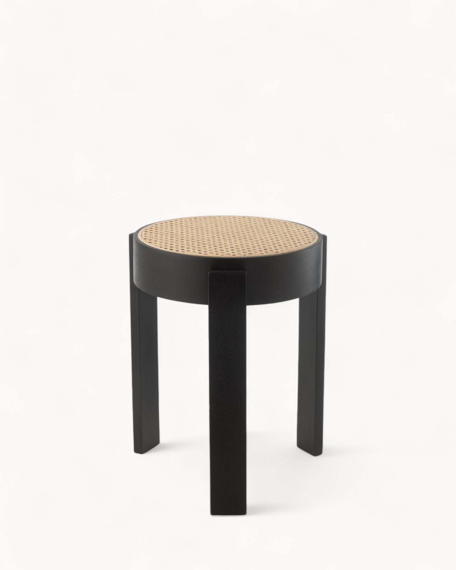 J-Line Stool – Schwarz – Mangoholz mit Flechtwerk – 44 cm hoch